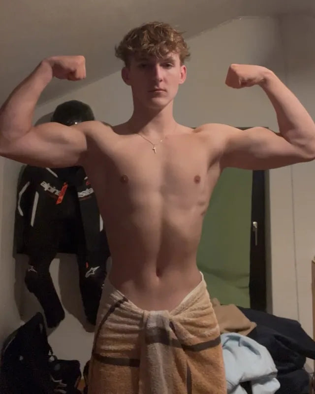 Erik nach dem Training mit Leon, frontal, beide Arme angespannt