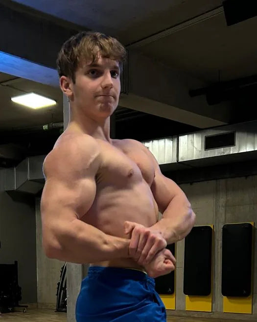 Paul nach dem Training mit Leon, Oberkörper seitlich angespannt
