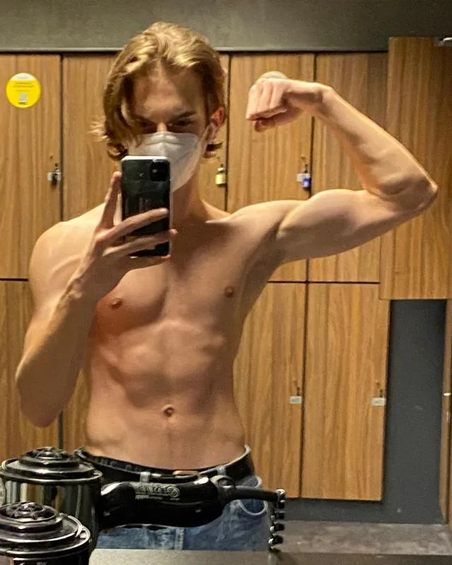Paul vor dem Training mit Leon, Spiegel-Selfie, Oberkörper frontal