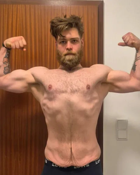 Max nach dem Training mit Leon, Oberkörper frontal, beide Arme angespannt
