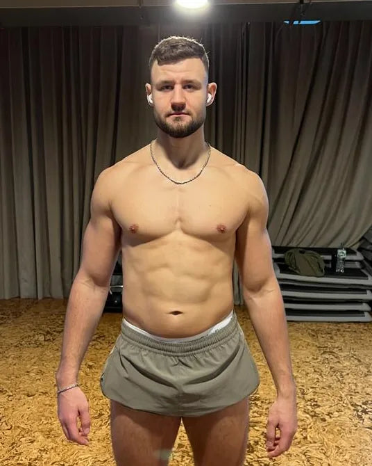 Vlad nach dem Training mit Leon, frontal von Kopf bis Oberschenkel