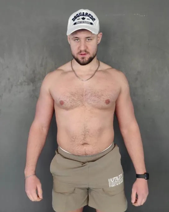 Vlad vor dem Training mit Leon, frontal von Kopf bis Oberschenkel