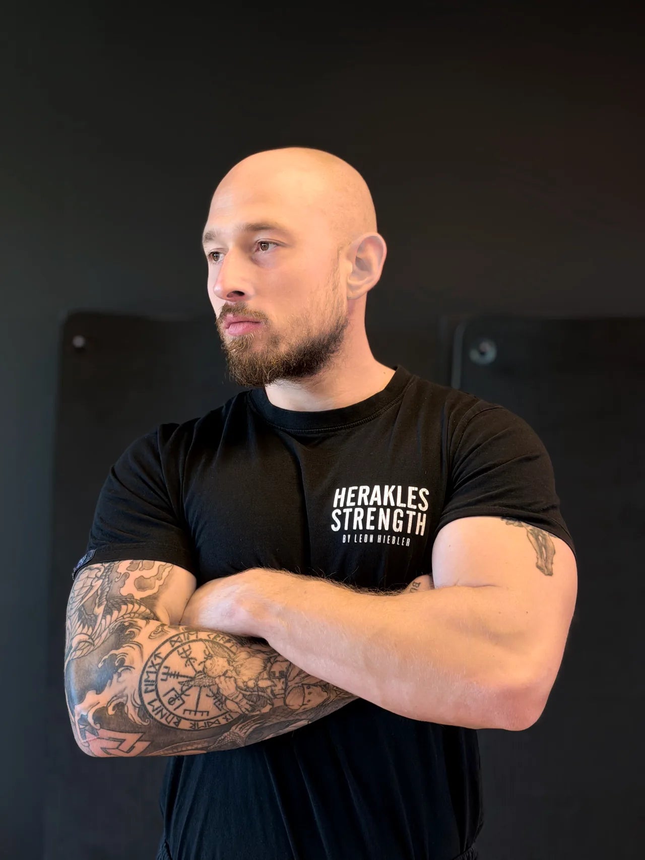 Leon Hiebler, Personal Trainer in München, Porträt mit verschränkten Armen